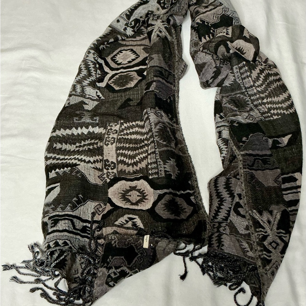 Wilfred Black and Gray Patterned Scarf - Picture 3 of 4